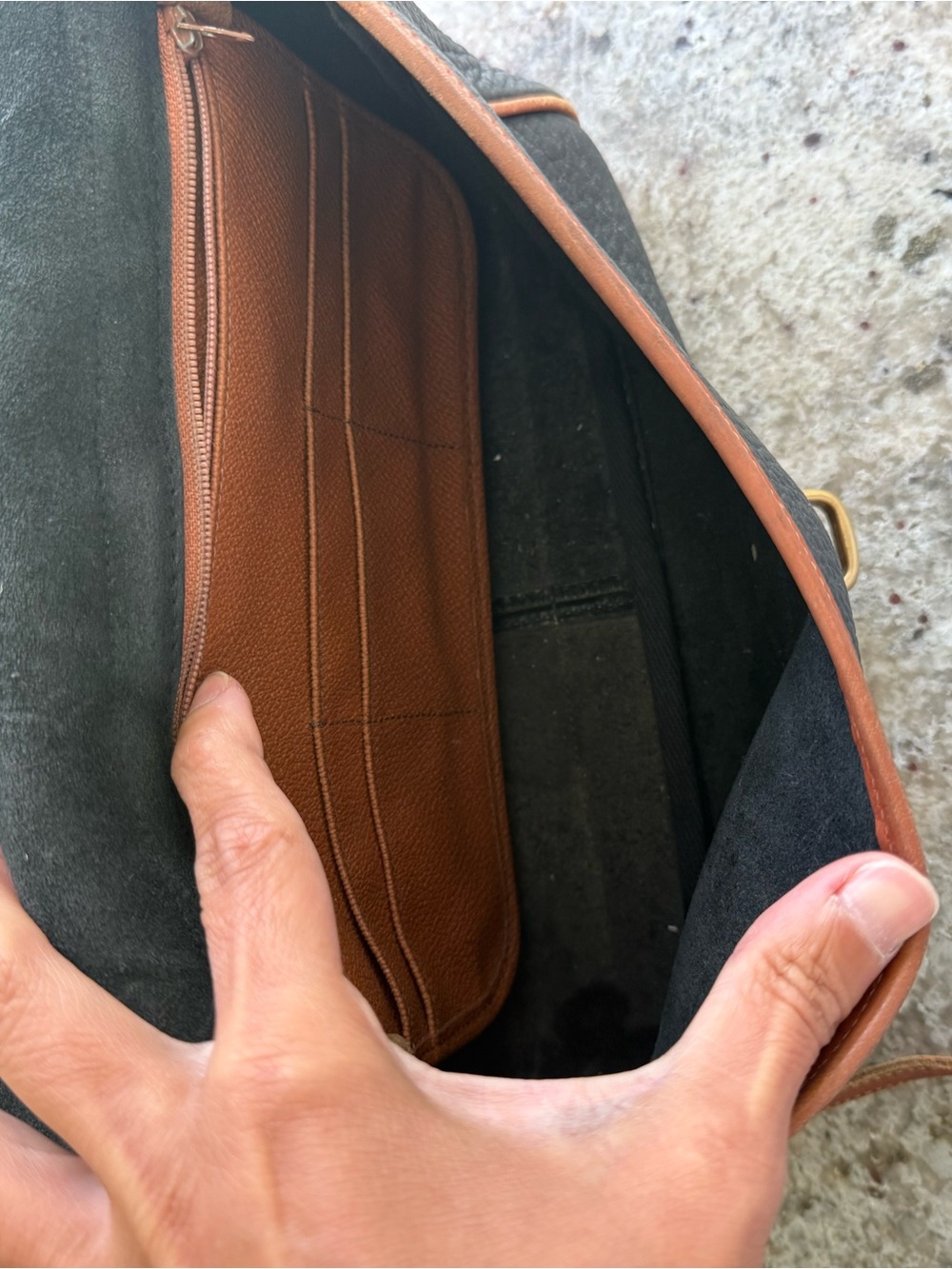 Vintage Dooney & Bourke AWL Carrier Messenger Bag| Black/Tan| USA Made - Picture 4 of 6